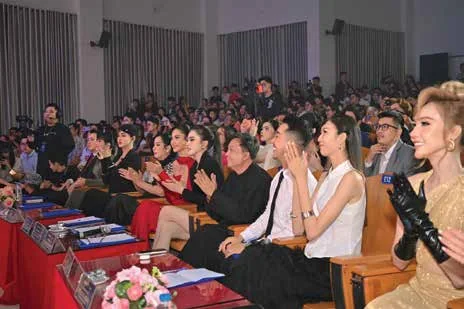 Khán giả đêm chung kết Hoa khôi Đại học An Giang